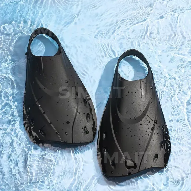 プロ仕様のショートTPR製ダイビングフィン。足全体を覆うタイ - Swim Fins のレビューと価格